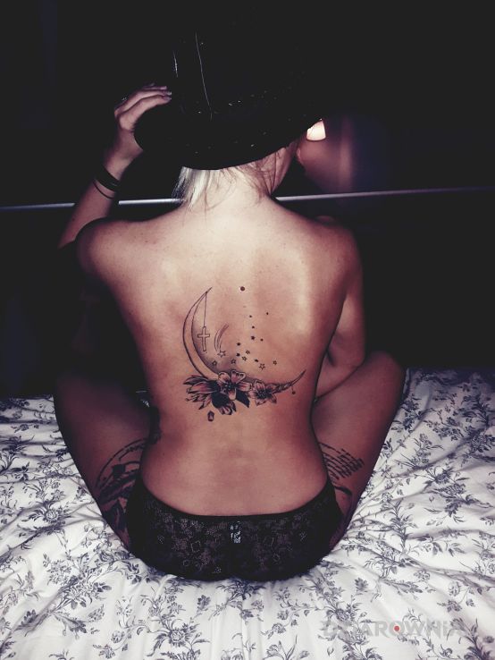 Tatuaż plecy i nogi - napisy