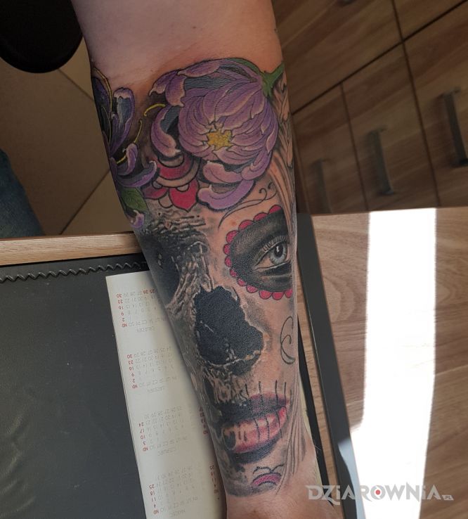 Tatuaż rozdarta muerta - czaszki