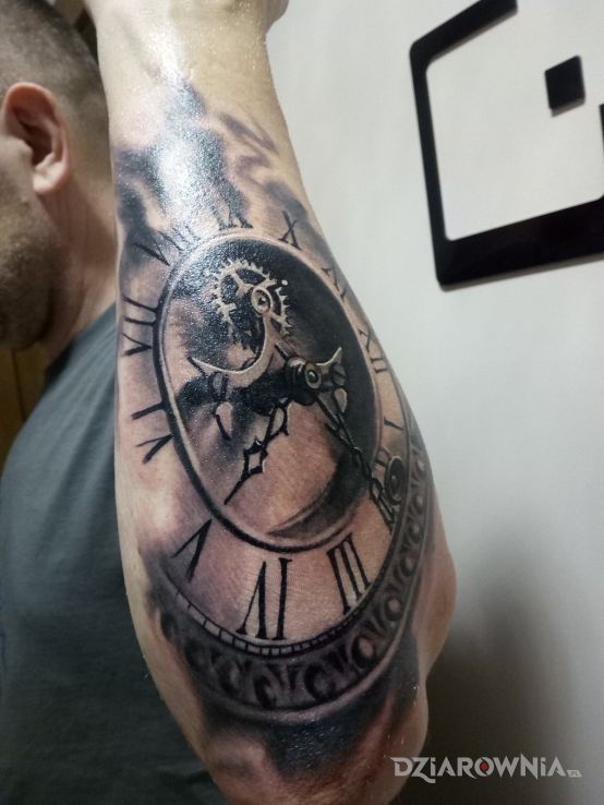 Tatuaż zegar - przedmioty