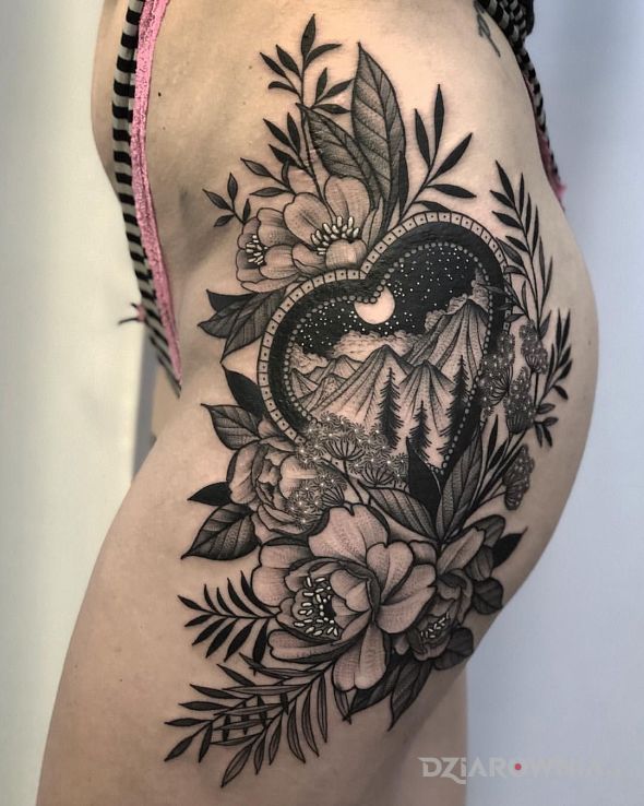 Tatuaż góry w sercu - kwiaty