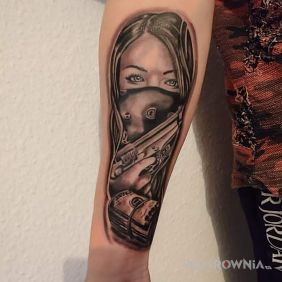 Dziewczyna z pistoletem