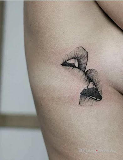 Tatuaż usta usta - czarno-szare