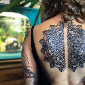 Mandala na plecach