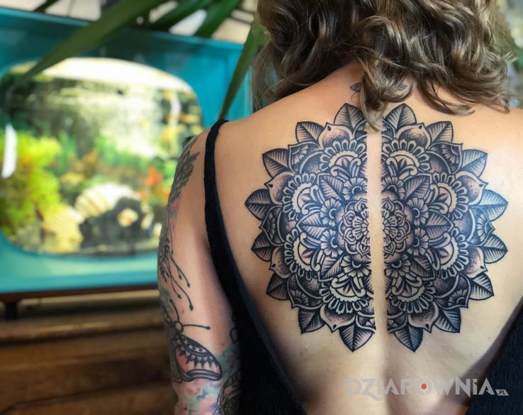 Tatuaż mandala na plecach - czarno-szare