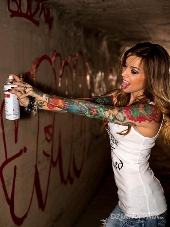 Tatuaż wydziarana dziewczyna - rękawy