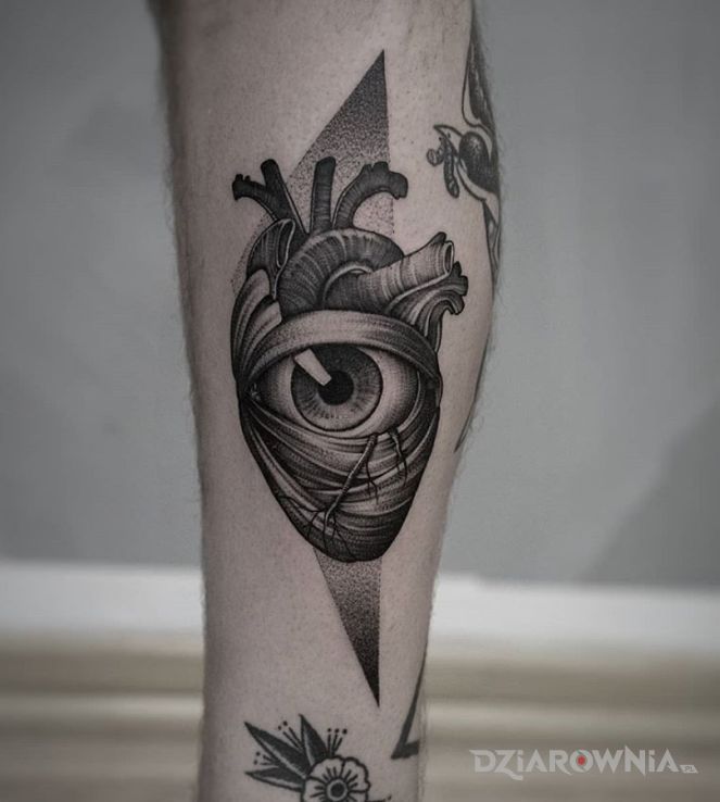 Tatuaż miej serce i patrzaj w serce - nogawka