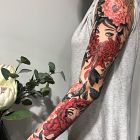 Kobiety za czerwonymi kwiatami