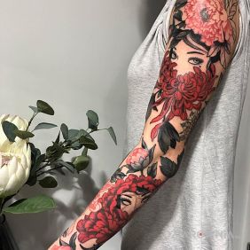 Kobiety za czerwonymi kwiatami