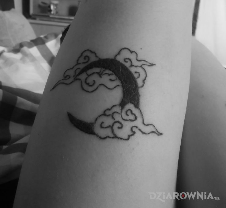 Tatuaż księżyc azjatyckie chmury - seksowne