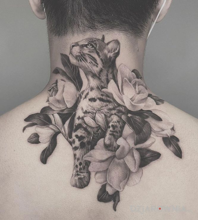 Tatuaż kociambra - kwiaty