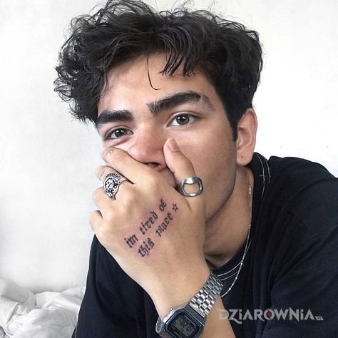 Tatuaż zmęczony życiem - napisy