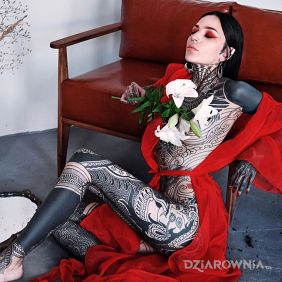 Kompleksowo wytatuowana