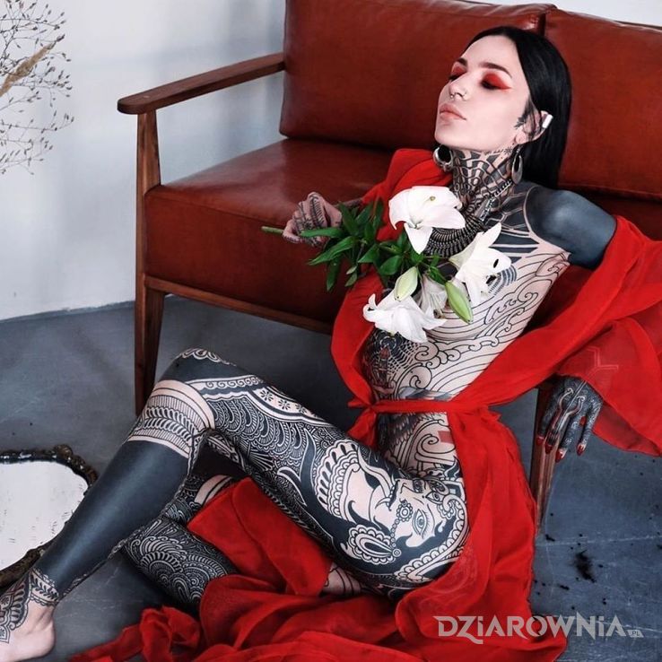 Tatuaż kompleksowo wytatuowana - pozostałe