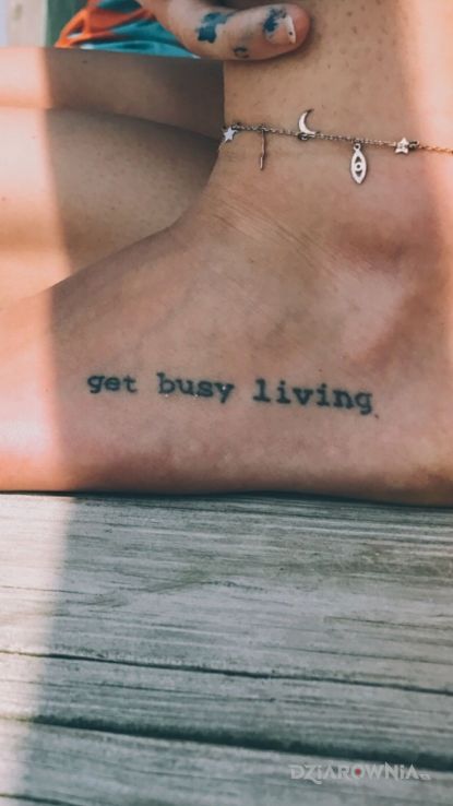 Tatuaż get busy living - napisy
