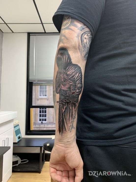Tatuaż assasin - czarno-szare