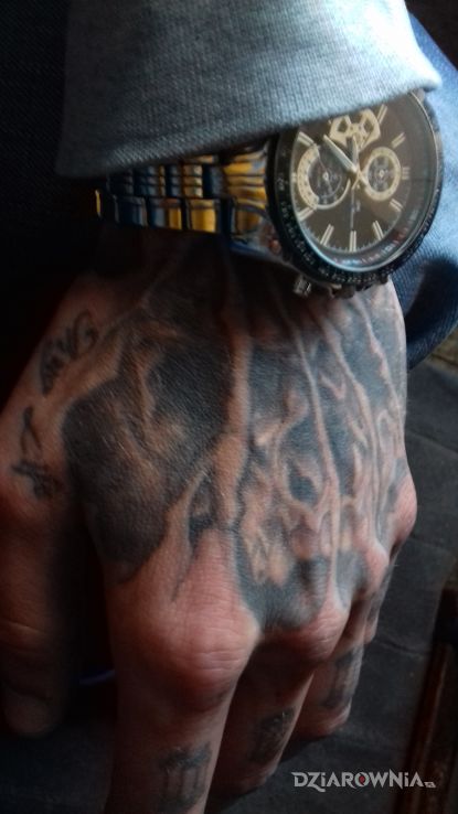 Tatuaż projekt01 czaszkavenethuglifedłoń - napisy