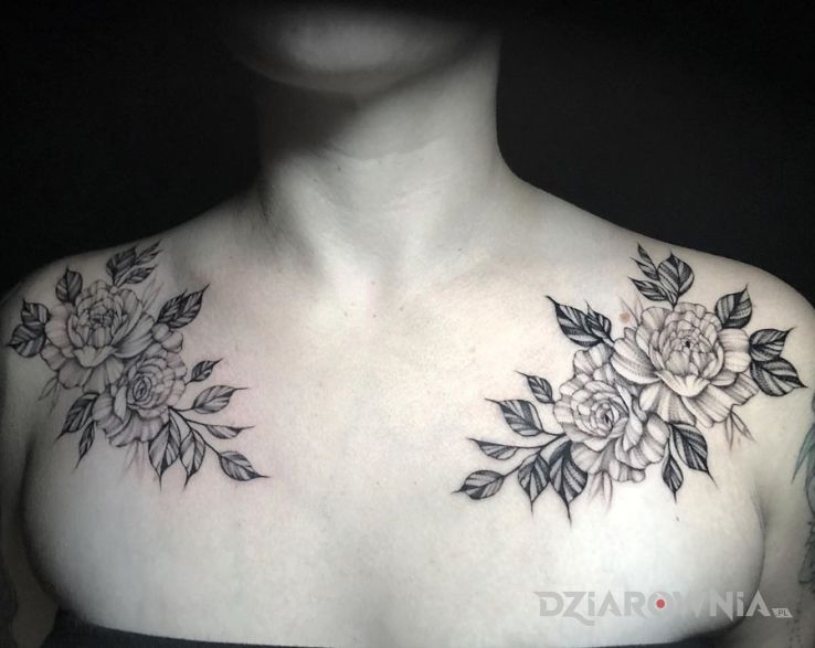 Tatuaż kwiaty na obojczykach - ornamenty