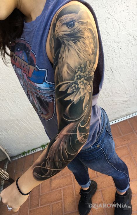 Tatuaż ptak ale nie wiem jaki p - czarno-szare