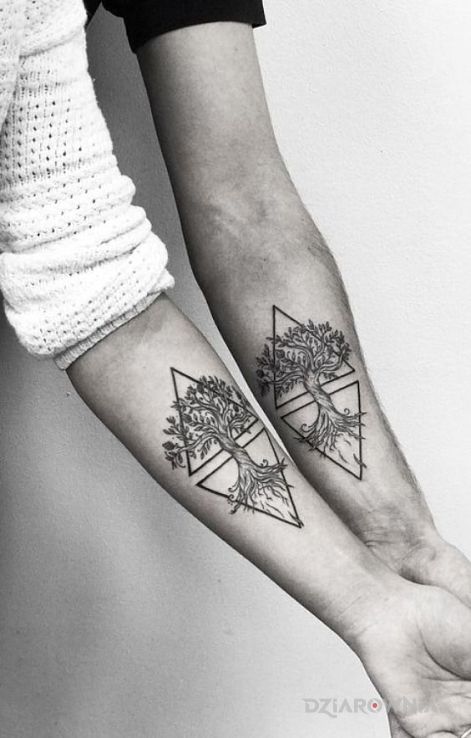 Tatuaż dwa drzewa - czarno-szare