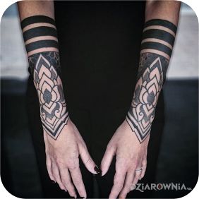 Wytatuowane przedramiona