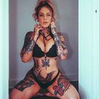 Dziewczyna z kolorowymi tatuzami