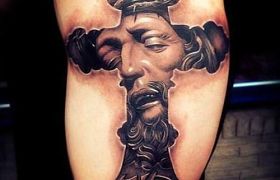 Znaczenie symbolu krzyża w sztuce tatuażu