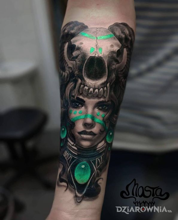 Tatuaż demoniczna kobieta śliczna - czarno-szare