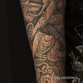 Rękaw na wzór starych drewnianych rzeźbień