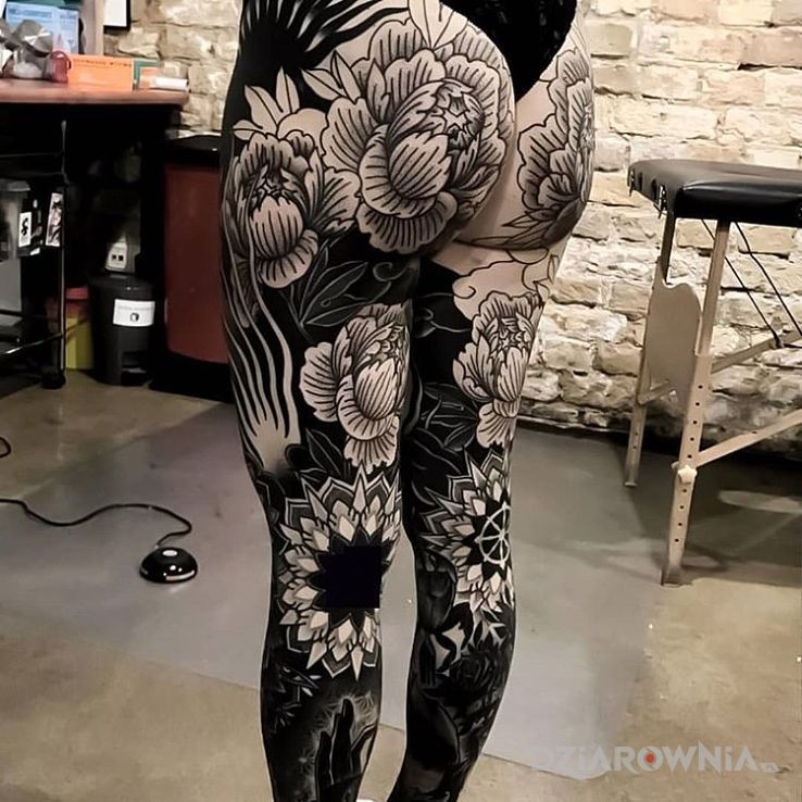 Tatuaż czarny dominujący - czarno-szare