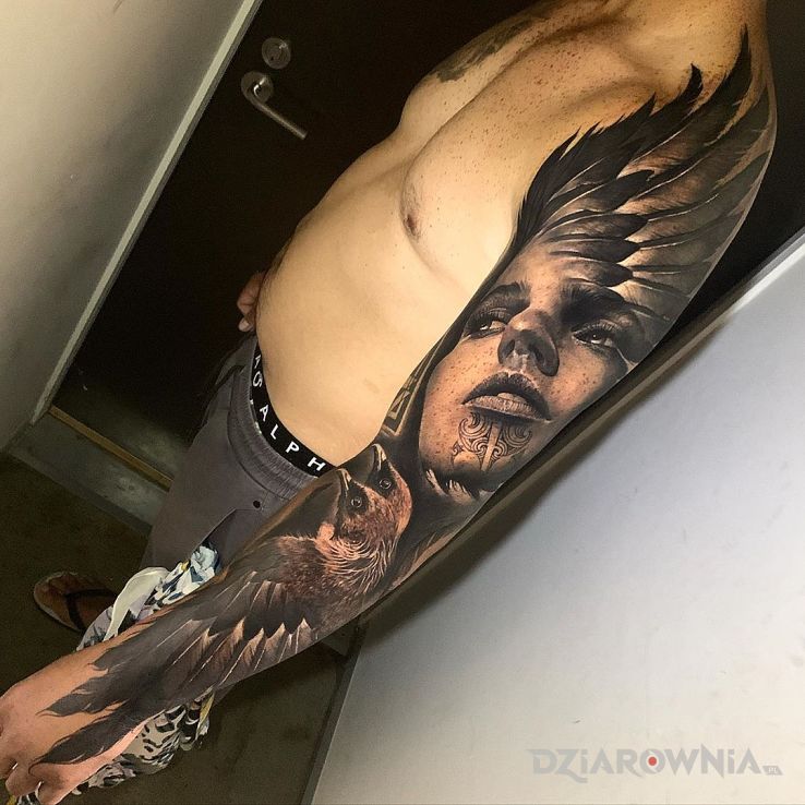 Tatuaż skrzydlata głowa - czarno-szare