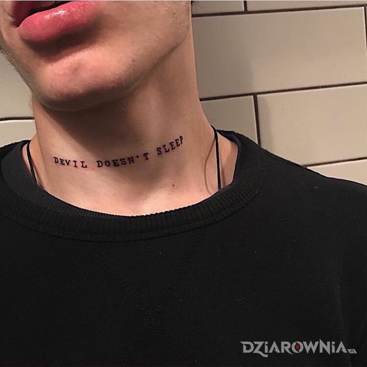 Tatuaż diabeł nie śpi - napisy