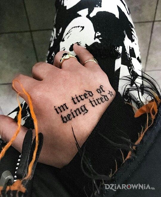 Tatuaż zmęczony bo zmęczony xd - napisy
