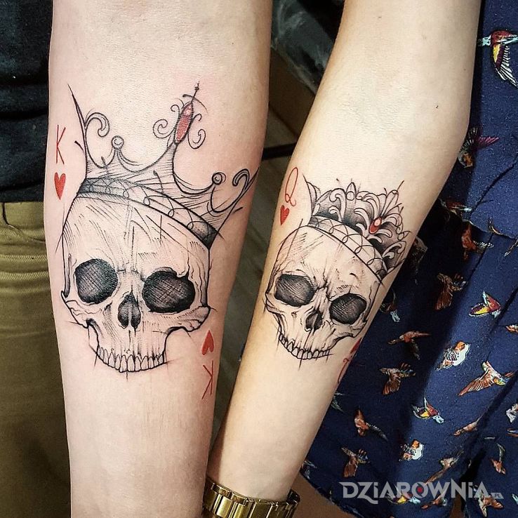 Tatuaż koronowane czaszki - czarno-szare