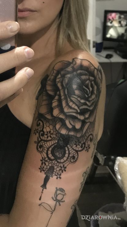 Tatuaż cover up - kwiaty