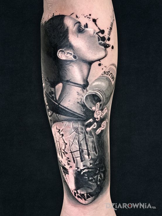 Tatuaż kobieta z maską - twarze