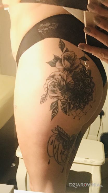 Tatuaż cover up - kwiaty