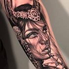 Kobieta na przedramieniu