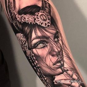 Kobieta na przedramieniu