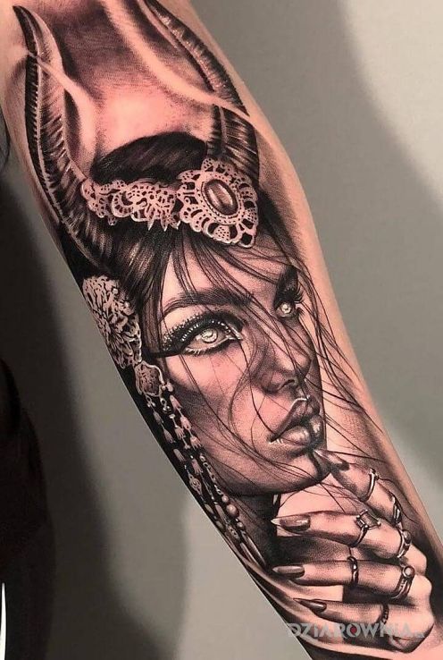 Tatuaż kobieta na przedramieniu - twarze