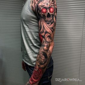 Czerwone oczy w czaszce