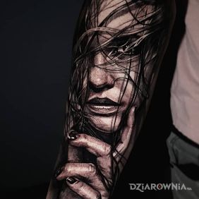 Rozczochrana dziewczyna