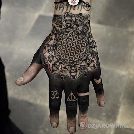 Tatuaż niespotykana ręka - czarno-szare