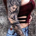 Kobieta z portretami