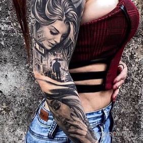 Kobieta z portretami