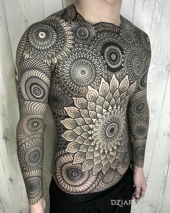 Tatuaż mandalowe szaleństwo - geometryczne