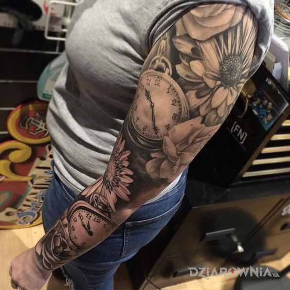 Tatuaż zegary pośród kwiatów - przedmioty