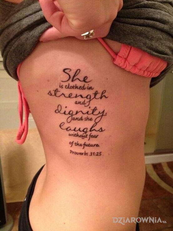Tatuaż odziana w sile - napisy