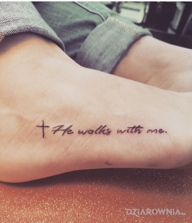 Tatuaż cytat o bogu - napisy