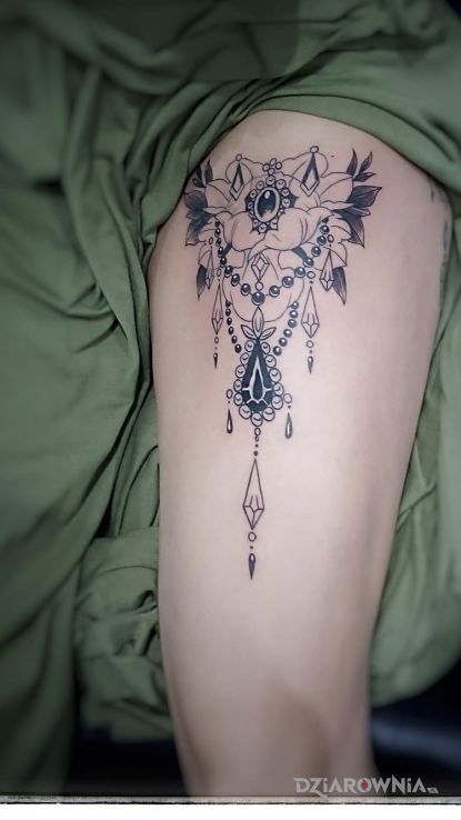 Tatuaż kobiecy - czarno-szare
