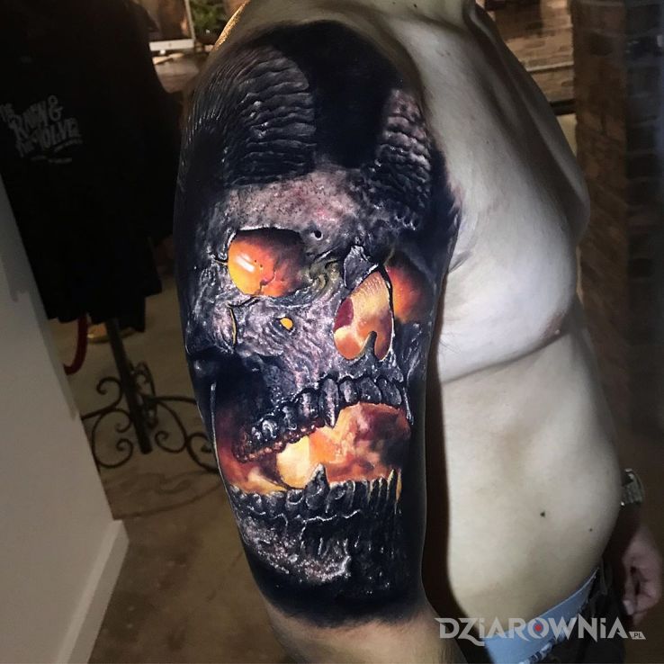 Tatuaż mocarna czaszka - kolorowe